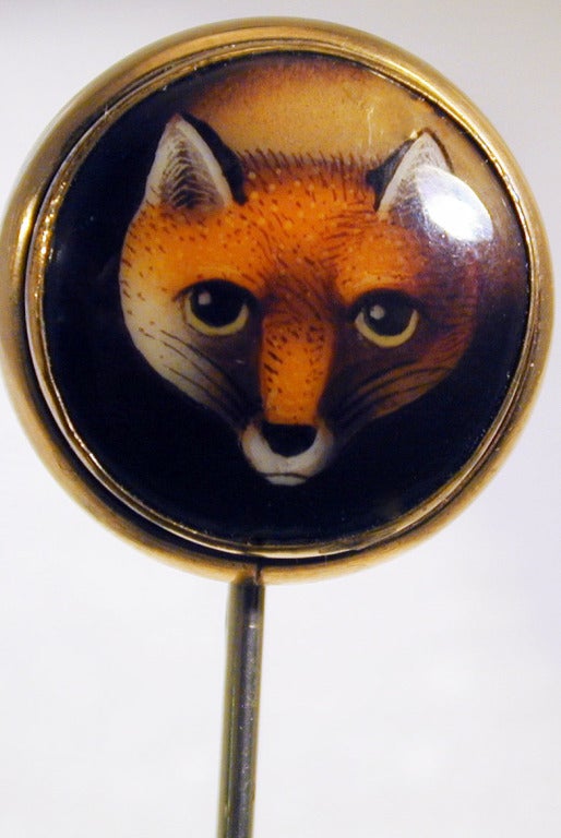 Set in 15K gold the sweet face of this fox peers out and would look smart on a suit or scarf.