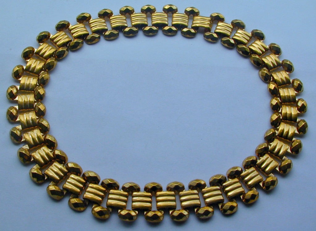 Das viktorianische, vergoldete Metallhalsband ist schön, schmeichelhaft und für jede Gelegenheit tragbar