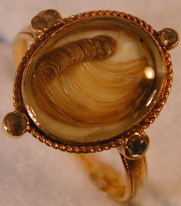Bague commémorative en or 18 carats de l'époque géorgienne, sertie d'une boucle de cheveux et ornée de quatre diamants roses. L'inscription dit 