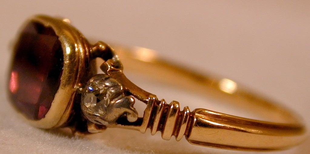Antiker Ring mit Granat in Korbfassung und Diamanten (Kissenschliff)