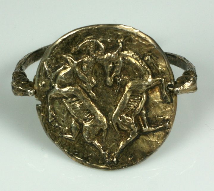 Raro bracciale in argento dorato con zodiaco del Capricorno di Chanel. Un'agguerrita Leone, ha amato e utilizzato ripetutamente immagini zodiacali nel corso della sua carriera. La grande targa centrale è sostenuta da teste di ariete in 3 dimensioni,