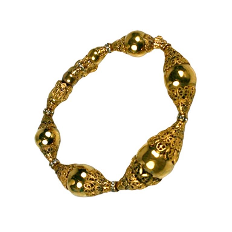 Chanel Bracelet boule doré en forme de caisse en filigrane