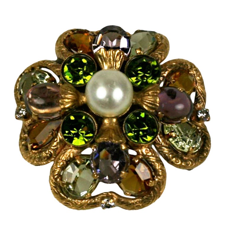 Broche trèfle classique de Chanel avec toutes les cloches et les sifflets. Des combinaisons de couleurs semi-précieuses caractéristiques, un cadre en or riche avec une perle centrale surdimensionnée. Dimensionnel et puissant, magnifiquement