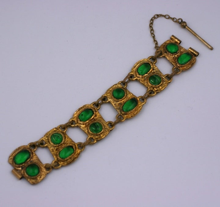 Bracelet Chanel en bronze doré antique avec cabochons de fausses émeraudes en pate de verre dans le goût de la Renaissance. Fabriqué à la main selon un procédé unique à Goossens, le verre est appliqué par l'arrière et non par l'avant.  Les pierres