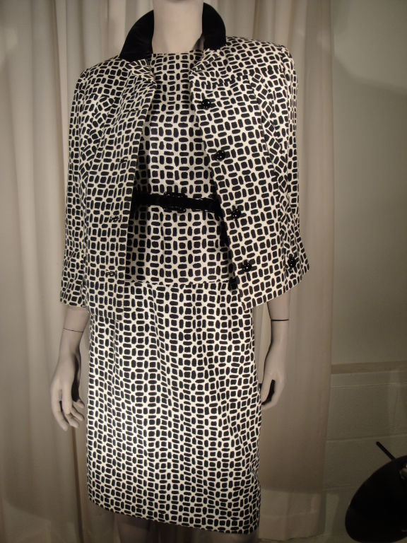 Adele Simpson black and white 3pc. suit,jacket has black velvet collar and is fully lined,skirt has side zipper and is fully lined ,shell has back zipper and fully lined,comes with original patent leather belt.

Jacket 15 1/2 in. shoulder to