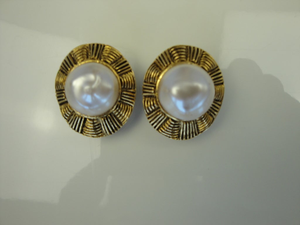 Chanel 1980's pearl clip on earrings.<br />
<br />
1 inch wide<br />
1 inch long