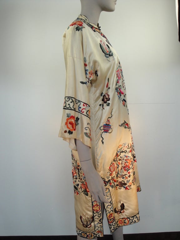 Chinese cream silk and embroidered 1930's - 1950's robe with lining.<br />
<br />
shoulder to shoulder 25 inch<br />
bust 42 inch<br />
hips 46 inch<br />
length 41 inch