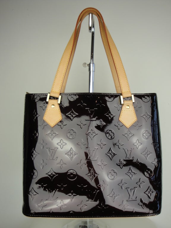 Louis Vuitton guaranteed monogram vernis amarante handbag with two interior pockets one zippered,cell phone holder and key holder.this handbag also comes with key pouch and wallet.