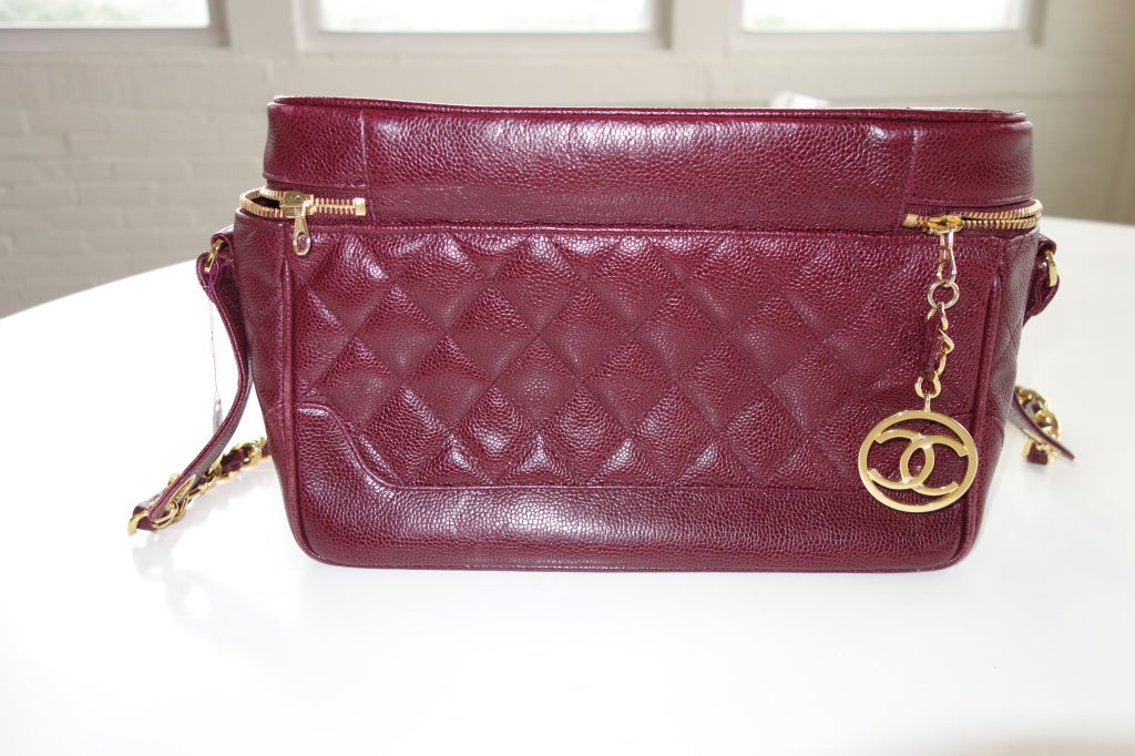 Chanel bordeaux quilted shoulder bag with two zip interior pocket.