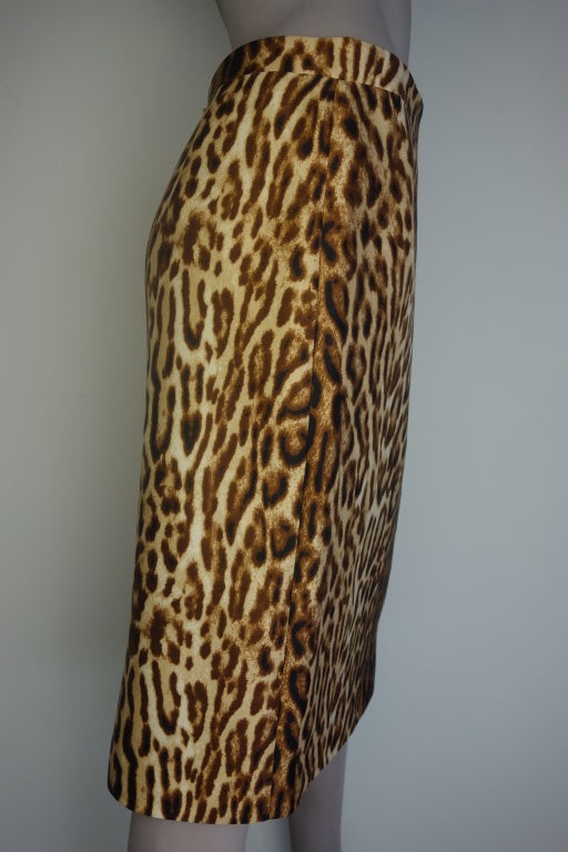 Celine leopard pencil skirt,back zipper and fully lined.
Fr.size 42