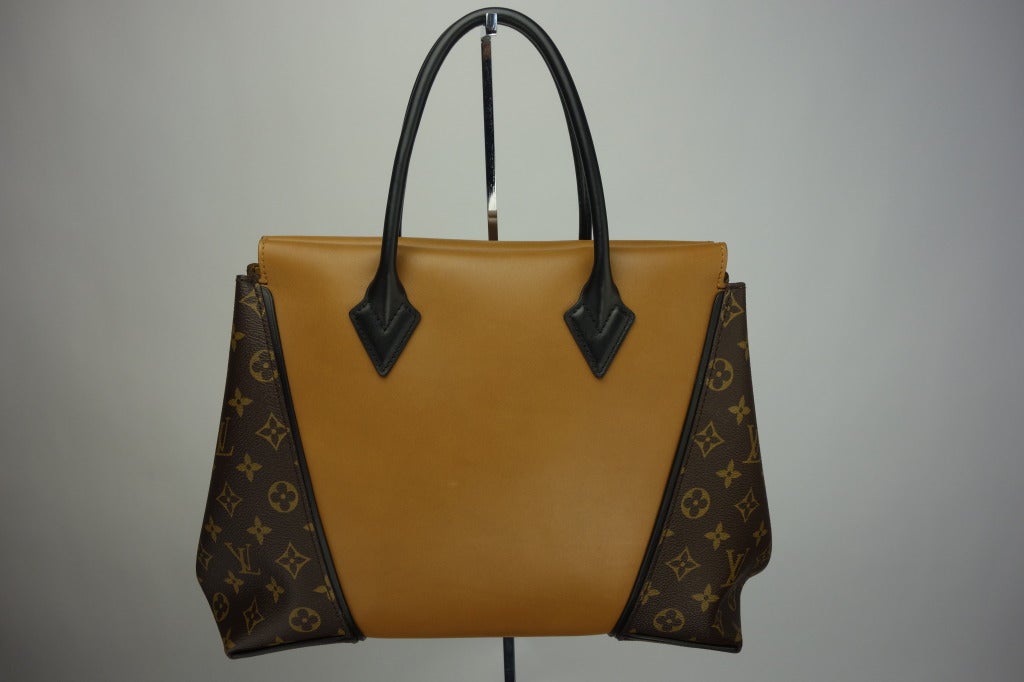 Louis Vuitton W PM handbag in the noisette color, box leather trim and handles, shiny golden brass metallic hardware, secure closure with discreet magnet and snap hook, suede lining, two large interior zip pocket and one flat pocket.