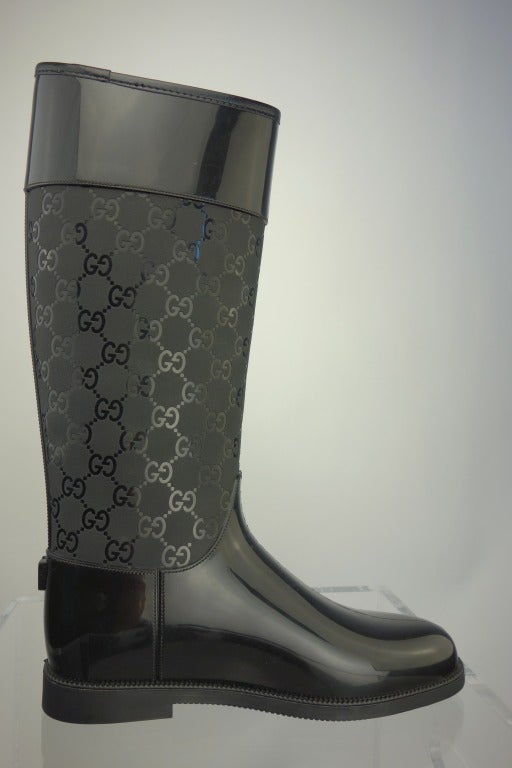 Gucci rubber rain boots with padded lining inside.