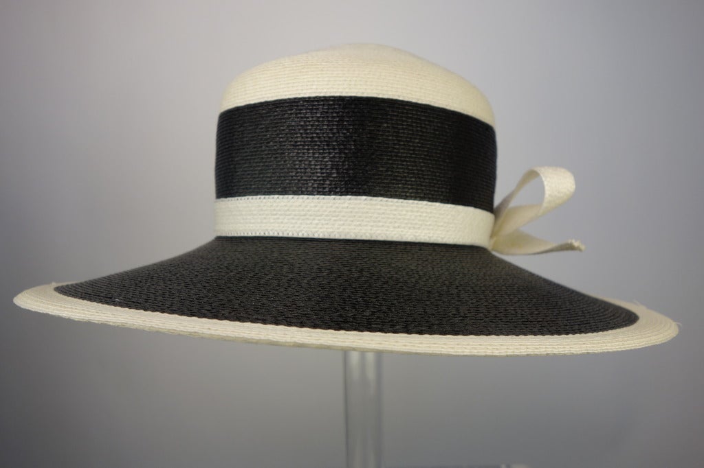Frank Olive black and white straw hat with bow.

Circumference: 21