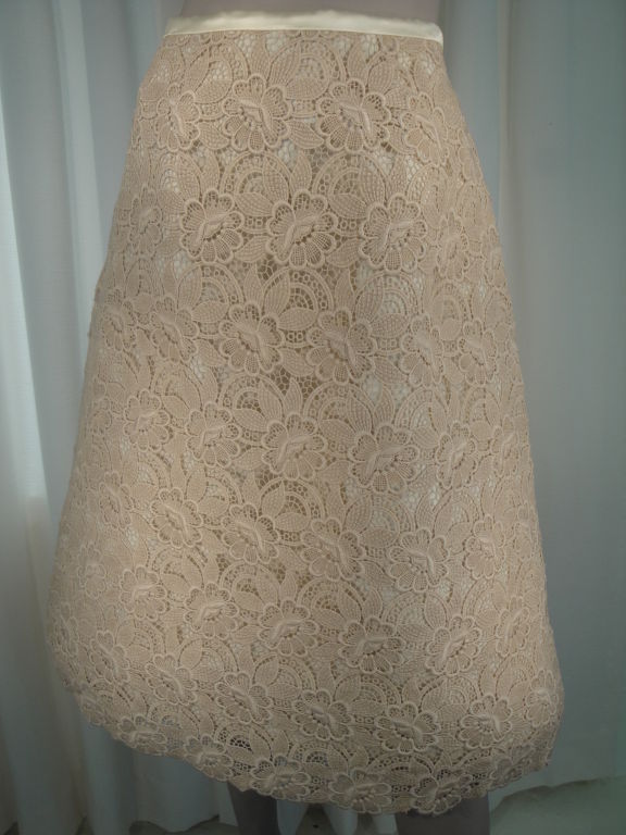 Cream guipure lace skirt,fully lined in silk, back zipper and has boning around bottom of skirt. Size 42