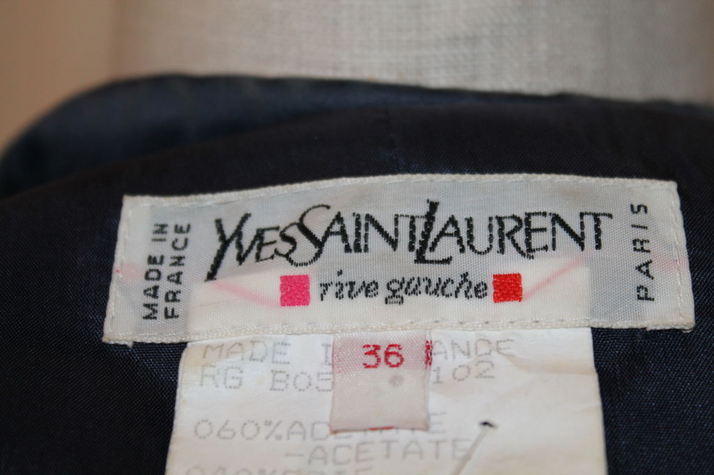 Vintage YSL Marineblaue Satin-Rauchjacke- Größe 36 Circa 80s im Angebot 2