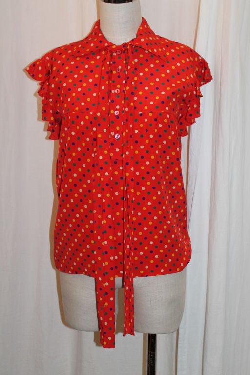Camicetta in seta YSL rossa a pois multicolore con colletto e fusciacca. Manica a cappuccio con volant. Taglia 36F. 15,5 pollici da spalla a spalla. Buone condizioni vintage con un'usura minima del tessuto. 