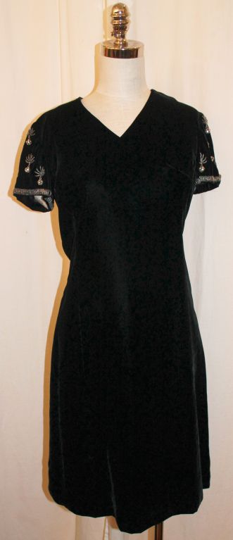 Oscar de le Renta Black velvet shift dress wi beading on sleeves- size small- circa early 60's. This garment is in excellent pre-owned condition.