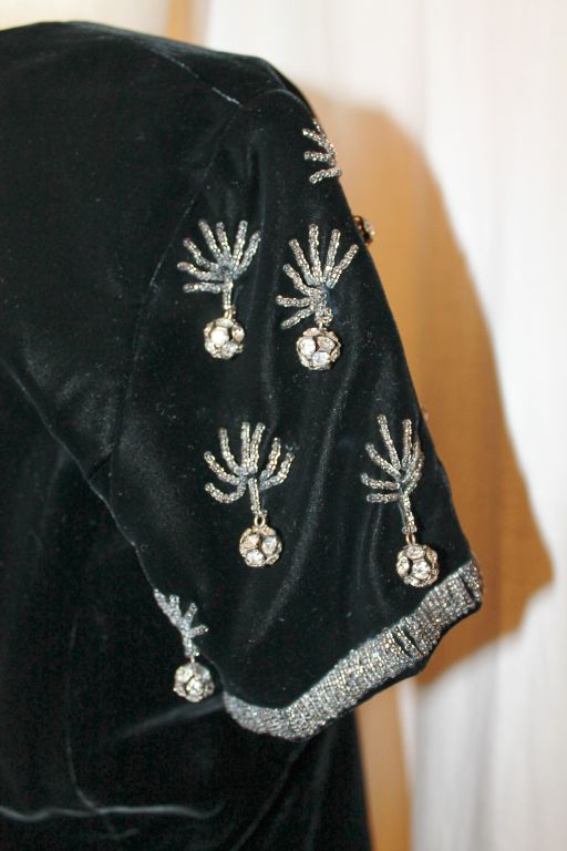 Oscar De La Renta Vintage Robe droite en velours noir brodé et perlé, années 1960 Pour hommes en vente