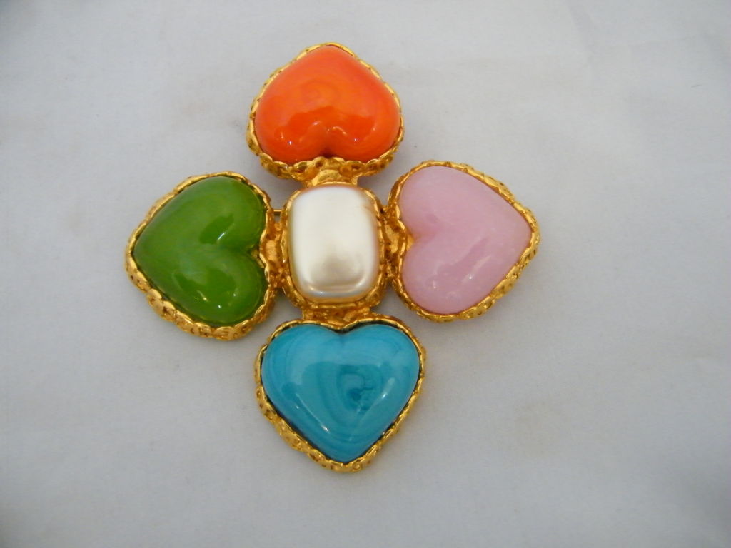 Vintage Chanel Gripoix Poured Glass Heart Brooch. Collection 28 from the Late 80's (86-89). This item is in very good pre-owned condition.