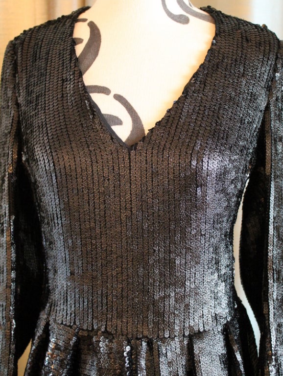 Noir Yves Saint Laurent Runway automne 2006 - Robe de soirée noire à sequins texturés - Taille 38 en vente