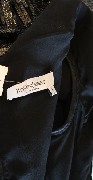 Yves Saint Laurent Runway automne 2006 - Robe de soirée noire à sequins texturés - Taille 38 en vente 1