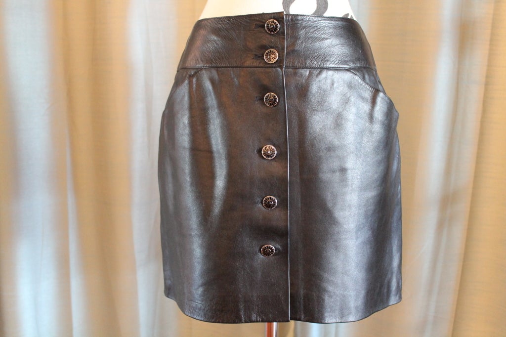 Chanel Black Leather Mini Skirt with button up front. 2 front pockets, 2 faux back pockets. Collection 06A

Measurements:
Waist- 28
Hips- 38
Length- 15.75