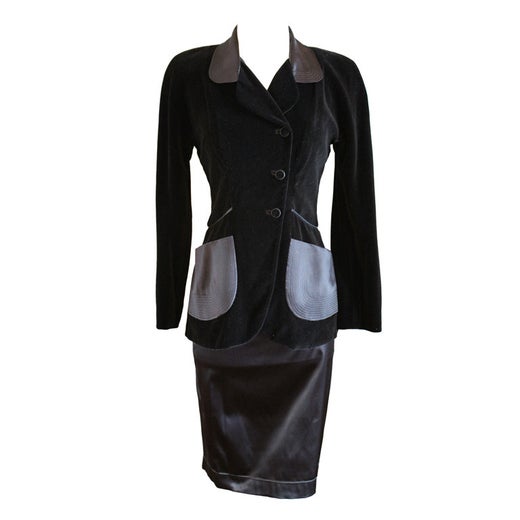 Chanel Vintage Spring 1993 Runway Black Beige Camellia Linen Jacket Skirt  Suit