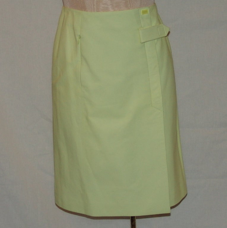 Chanel jupe portefeuille en cuir chartreuse clair - taille 36 - 04C - NWT  vendu au détail pour $2980.00. Poche frontale zippée avec logo Chanel en Lucite. 
Mesures :
Longueur 22