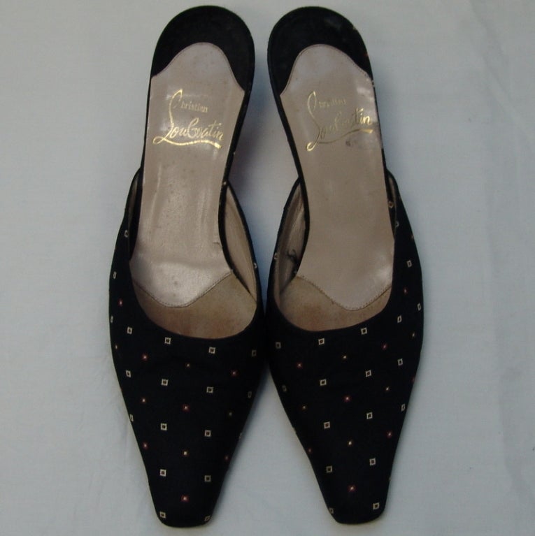 Mules Louboutin en satin noir à motifs, talon 2