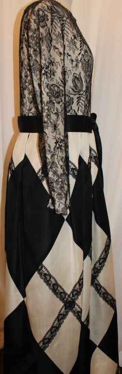 Vintage Bill Blass Black & Ivory Lace and Silk Taffeta Gown-8 In Excellent Condition In West Palm Beach, FL