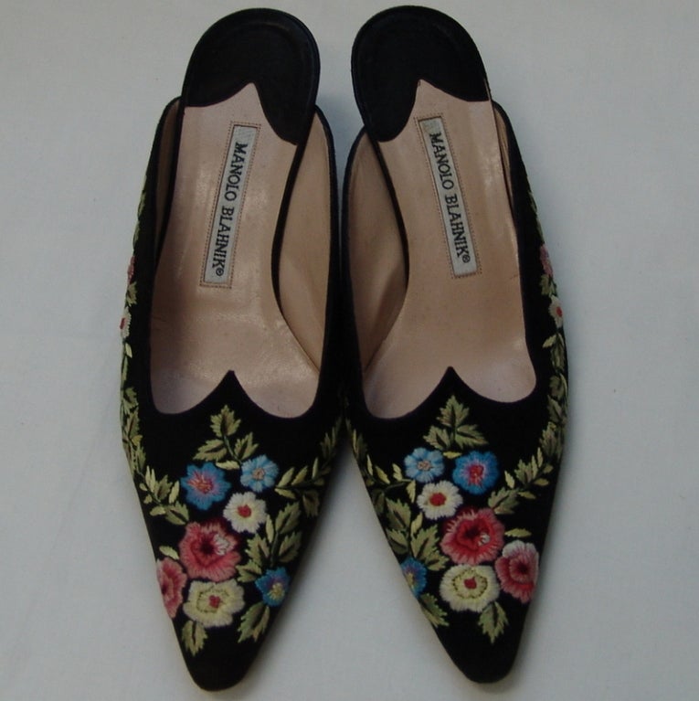 Manolo Blahnik black velvet shoes with embroidered flowers, heel 2