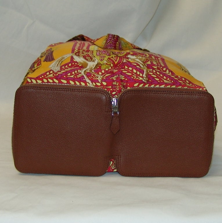 Women's Hermes Silky Pop-Up Tote Handbag