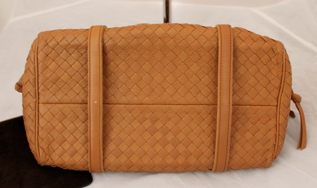 Bottega Veneta Tan Woven Handbag with Gold Grommets In Excellent Condition In West Palm Beach, FL