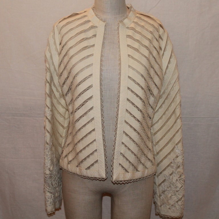 Veste en brocart de dentelle ivoire Bill Blass - Taille 10 Circa 90's. Cette magnifique veste est en excellent état vintage. Les mesures sont :
Poitrine 36