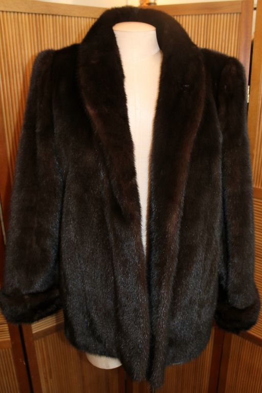 Vintage Chocolate Brown Mink Jacket. This fur is in excellent condition.<br />
<br />
Measurements:<br />
Shoulder to Shoulder: 17