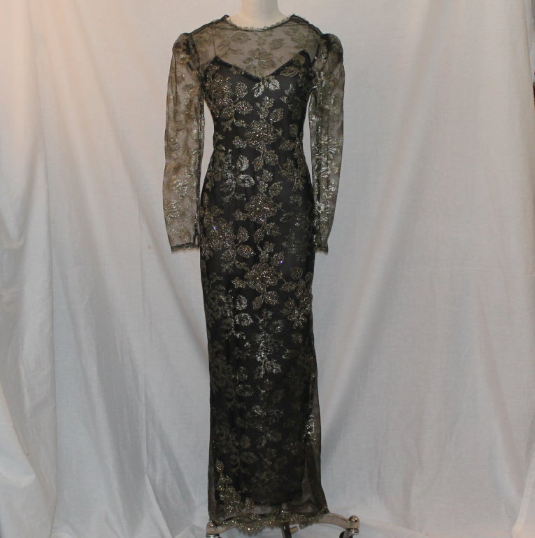 Vestido vintage de lentejuelas de encaje negro y dorado Oscar De La Renta - Años 90. El vestido es de la talla 8. Las medidas son las siguientes:
Busto 34
Caderas 36