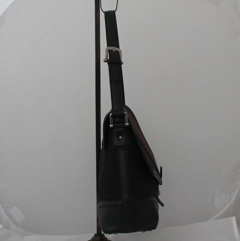black gucci purse with red and green stripe