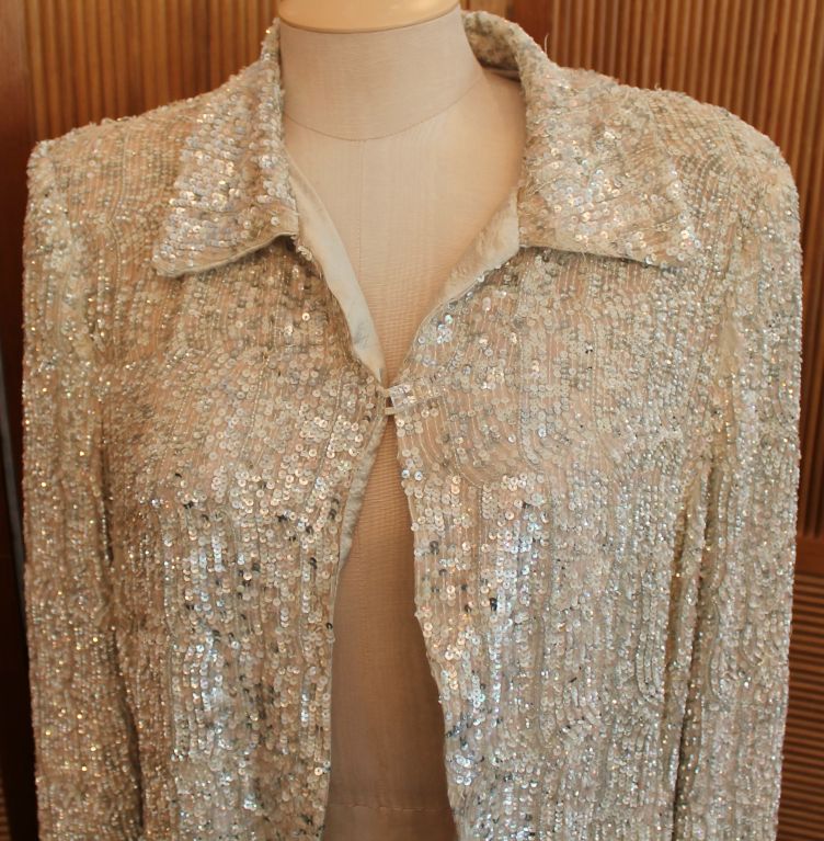 Trelise Cooper oyster iridescent sequin silk 3/4 coat. Truly fabulous and stunning. This item is in excellent pre-owned condition.<br />
Measurements: <br />
Bust: 40