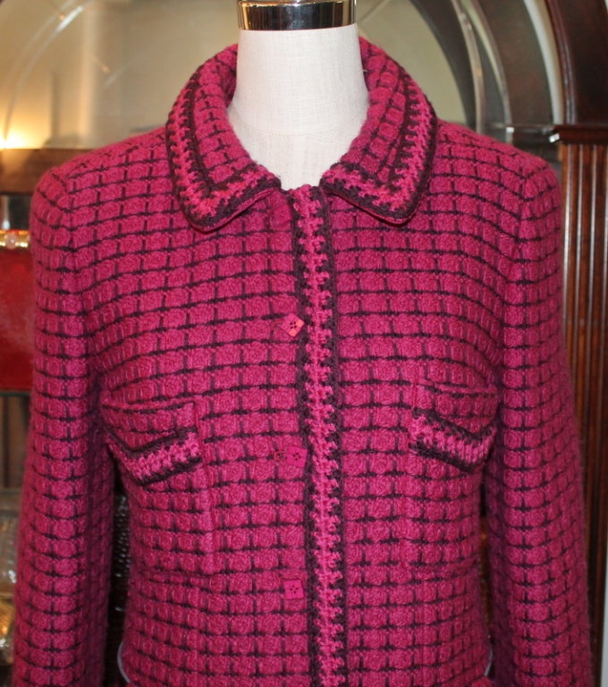 Chanel Pink & Purple Knitted 3/4 Coat with Belt - 38 - Circa 2000. This coat is in excellent condition with a checkered like print and has 2 front pockets and 2 side pockets. It also has a knitted trim & 8 buttons on the front. It has leather belt