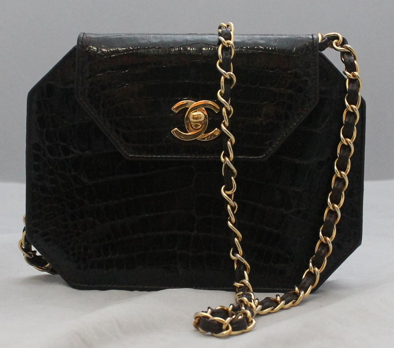 Chanel vintage chocolate brown alligator handbag - GHW - circa 1989 This bag is a very dark chocolate brown and is in excellent condition. Can be worn as a crossbody or a clutch. The measurements are:
Width 7.5
