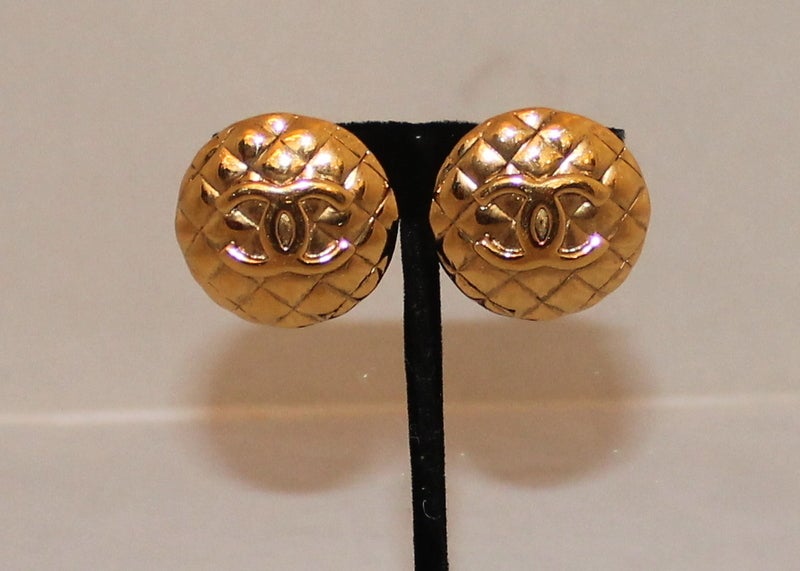 Chanel Vintage Gold Tone Quilted back Earrings w/ Center CC's-Circa 1986 These earrings are in excellent vintage condition. They measure 1.5