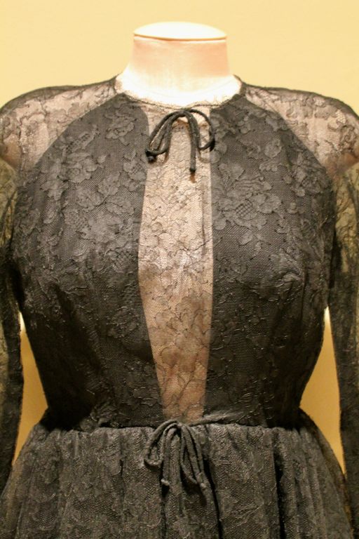 Nero Abito da cocktail vintage in pizzo nero Sarmi, taglia 6, anni '50 circa in vendita
