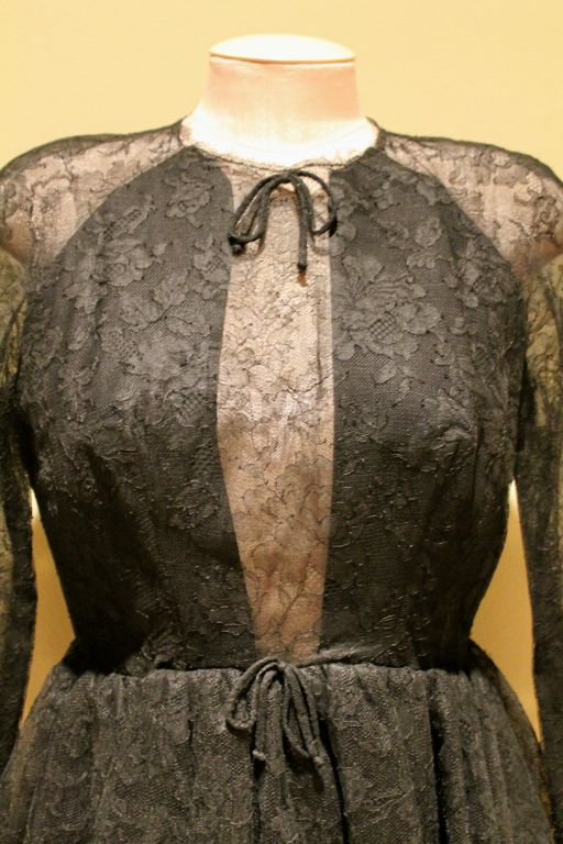 Vintage Sarmi Black Lace Cocktail Dress-Sz 6 Circa 50's In Good Condition For Sale In West Palm Beach, FL