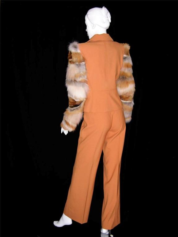 NEW GIANNI VERSACE COUTURE PANT SUIT WITH REAL FOX FUR

ITALIAN SIZE 44 OR US 8-10

COLOR - ORANGE

COMPOSITION - 61% WOOL, 39% FOX FUR

MEDUSA SIGNATURE LINING

JACKET: LENGTH - 22 INCHES, SLEEVE - 25