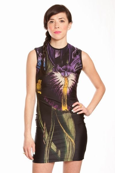 Sleeveless fitted dress with all-over orchid print; mid-thigh length; crew neck. 

100% lycra.

Size L

ROUND NECK AND SIMPLY SLIPS ON

MEASUREMETS (FLAT) : LENGTH - 35