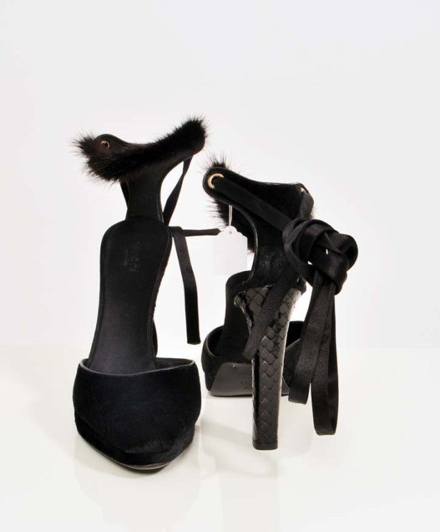 HIGHLY COLLECTIBLE PAIR FROM TOM FORD'S LAST COLLECTION FOR GUCCI

RICH, LUXURIOUS AND SEXY!

Jet Black velvet is finished with genuine snakeskin and mink fur

Leather lining and sole
Heel measures approximately 5''
Italy
 

Size