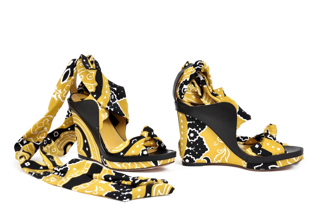 Fabulous wedge by Etro


Color: Yellow, Black, White
Silk
Leather
Leather lining
Leather sole 
Platform 1