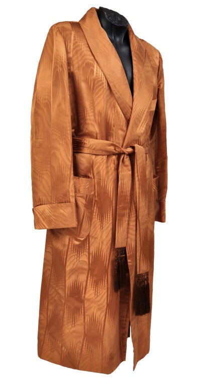 TOM FORD SILK ROBE

100% silk
Fully lined
Long sleeves
Two pockets
Tasseled belt
Cuffs 
Made in Italy 
Retail price is $5,770.00
 
Size: Small
 
Please see the measurements

Sleeves - 26 inches
Shoulders - 18.5 inches
Length - 49