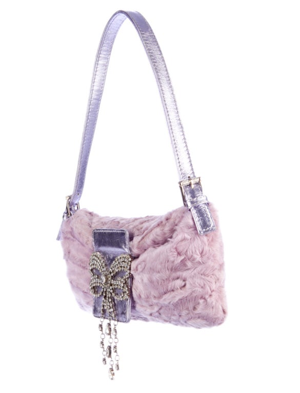 Timeless classic Valentino Baguette.
A gorgeous combination of leather, fur and crystals.
Adjustable handle allows easy wear over the shoulder.
Flap over closure and magnetic snap open.

Approximate size: 5 inches height, 10.5 inches length

MADE IN