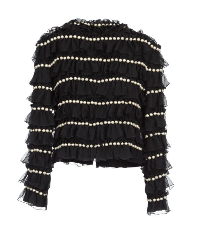 What could be more elegant and romantic than ruffles and pearls?! 

Moschino jacket

100% Silk

finished with pearls

Size 42 - US 6

Brand new